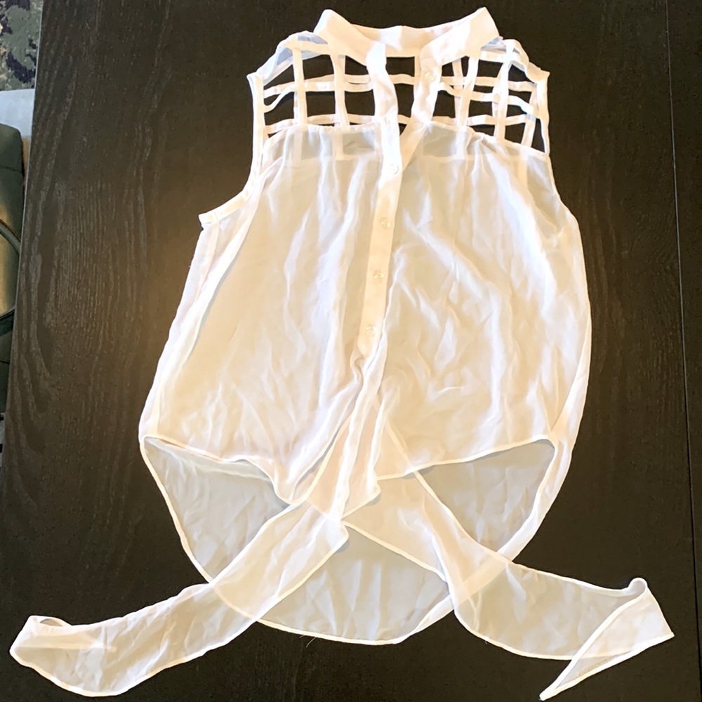 Rue21 White women’s tank blouse, size M.